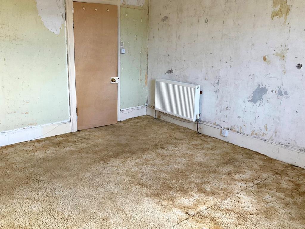 Lot: 81 - TOWN CENTRE RESTAURANT WITH THREE-BEDROOM MAISONETTE WITH POTENTIAL - Flat - bedroom 2